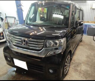 地元同級生S氏のホンダN-BOX❣️
⁡
全くのノーメンテな状態から蘇らせて欲しいとの事でご依頼頂きました😁
⁡
なかなかの状態でしたがビフォーアフターがハッキリする実に楽しくやり甲斐あるN-BOXでした。
⁡
私が出張中にスタッフである弟が一生懸命磨き上げ、ハードバリアX-OVERコーティングを施工👍
⁡
更にはヘッドライト研磨も追加で行い完全リフレッシュ💯
⁡
S氏、いつも有難う御座います。
弟が焼肉を食べたいと言ってますので宜しくお願いします🙇

#中古車納車磨き #狛江市カーコーティング #ウインドフィルム施工専門店 #安値の凹み修理 #リンテックフィルム #多摩地区カーコーティング #ウインドフィルム貼り替え #業販もご相談ください #セダーブレイブ #ホンダn-box #東京都カーコーティング #車検 #車検整備 #板金 #板金塗装🚗 #狛江市東和泉 #水道道路 #水道道路沿い #ヘッドライト研磨 #ヘッドライト研磨コーティング