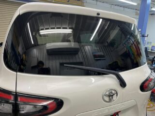 トヨタ　シエンタのN様❣️
⁡
新しく車を購入しボディーコーティングとウインドフィルム施工にてご依頼頂きました🥺
⁡
リアガラスにはプライバシーガラスが入っており若干はスモークがかってますが更に黒くして車内があまり見えない程度にと15%フィルムを施工。
だいぶ全体的に雰囲気も変わりましたね👍
⁡
そしてボディーはハードバリアX-OVERコーティングで艶やかに。
これから長い付き合いになる愛車、最初が肝心ですね。
⁡
N様、この度はご依頼頂き有難う御座いました🙇‍♀️

#中古車納車磨き #狛江市カーコーティング #ウインドフィルム施工専門店 #安値の凹み修理 #リンテックフィルム #多摩地区カーコーティング #ウインドフィルム貼り替え #セダーブレイブ #東京都カーコーティング #cedarbrave #車検 #車検整備 #車検整備もお任せください #板金 #板金塗装🚗 #板金塗装 #狛江市東和泉 #トヨタシエンタ