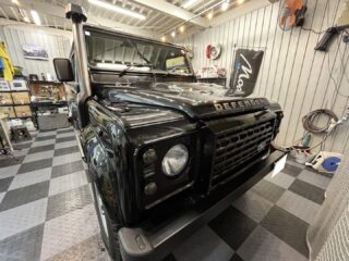 ディフェンダー110 のN様❣️
⁡
真夏対策やプライバシー性、デジタルインナーミラーリアカメラに日差しが入り後方がハッキリ見えないとの事でウインドフィルム施工のご依頼でご来店頂きました☺️
⁡
色々とご相談させて頂きました結果、遮熱性能に優れたウィンコスプレミアムHCD-10Gフィルムを施工👍
⁡
濃すぎず薄すぎずの上品な仕上がりになりました。
⁡
N様、この度はご依頼頂きありがとうございました😊
またのご来店お待ちしております🙇‍♂️

#狛江市カーコーティング #ウインドフィルム施工専門店 #ウインコスプレミアム #セダーブレイブ #東京都カーコーティング #ドライブレコーダー取り付け専門店 #tvキャンセラー取付け #ウインドガラス撥水コーティング #ディフェンダー110 #東京都カーコーティング #車検 #車検整備 #板金 #板金塗装 #水道道路 #水道道路沿い #狛江市東和泉