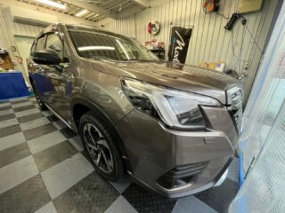 スバル　フォレスターのE様❣️
⁡
ウインドフィルムをDIYにてチャレンジしてみたが上手く行かずとご相談頂きご来店☺️
⁡
上手く貼れている箇所はそのままにして似た濃さのスモークフィルムを他の箇所に施工しました。
⁡
フォレスターもプライバシーガラスとなっており貼らずともスモークがかっておりますが、ウィンコスGY-15フィルムで更に濃くして車内もうっすらと見える仕上がりにE様にもご満足頂けました👍
⁡
E様、この度は初来店頂き有難うございました。
またのご来店お待ちしております🙇‍♂️

#狛江市カーコーティング #ウインドフィルム施工専門店 #ウインコスプレミアム #ハードバリアxover #セダーブレイブ #ミラー型ドライブレコーダー取り付け #東京都カーコーティング #ドライブレコーダー取り付け専門店 #tvキャンセラー取付け #modesta #スバルフォレスター #cedarbrave #車検 #車検整備 #板金 #板金塗装 #自動車買取り #自動車買取