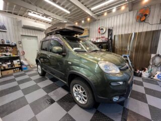 フィアットパンダ312のN様❣️
⁡
当店HPからお問い合わせ頂き、運転席と助手席ドアガラスにUV・断熱フィルムを施工させて頂きました。
⁡
以前もフィルムは貼ってあった様で経年劣化で車検に通らず剥がし、やはり何も貼らずは暑いとの事で今回はご入庫頂きました☺️
⁡
N様、この度はご依頼頂き有難う御座います。
またお車の事で何かありましたらお気軽にお声掛け下さい🙇

#狛江市カーコーティング #多摩地区車 #純正バックカメラ変換 #ウインドフィルム施工専門店 #ウインコスプレミアム #ハードバリアxover #セダーブレイブ #ミラー型ドライブレコーダー取り付け #東京都カーコーティング #ドライブレコーダー取り付け専門店 #cedarbrave #フィアットパンダ #uv断熱フィルム #狛江市東和泉 #車検 #車検整備 #自動車板金 #自動車板金塗装