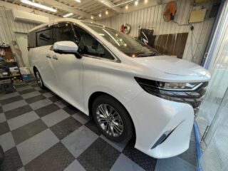 トヨタ　アルファードのI様❣️
⁡
最近購入された新車で外側から車内を見えなくしたいとの事でウインドフィルム施工のご依頼☺️
⁡
ご来店時にサンプルを当てがいながら確認頂き、ウィンコスGY-3IRを施工させて頂きました👍
⁡
当店ラインナップでは1番スモークが濃いフィルムとなり、施工後は真っ黒な仕上がりでI様にもご満足頂けました。
⁡
濃いフィルムでも車内からは視界バッチリですのでご安心を。
⁡
I様、この度はご依頼頂き有難う御座いました。
またお気軽にご相談下さい🙇

#狛江市カーコーティング #多摩地区車 #ウインドフィルム施工専門店 #ウインコスプレミアム #ハードバリアxover #セダーブレイブ #ミラー型ドライブレコーダー取り付け #東京都カーコーティング #ドライブレコーダー取り付け専門店 #狛江市東和泉 #cedarbrave #トヨタアルファード #40アルファード #スモークフィルム #狛江市東和泉