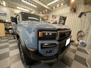 ランドクルーザー250のN様❣️
⁡
待ちに待った新車が納車されたとの事でご報告頂き、そのままお預かり致しました☺️
⁡
先ずは盗難防止にとユピテルアルゴスセキュリティーを取付👍
⁡
フォグランプのカラーを白→黄色に変更して、フロントグリルにマーカーランプを取付。
⁡
最後にボディーをモデスタD2コーティングで艶やかに✨
⁡
N様、この度は色々と有難う御座いました。
今後ともどうぞ宜しくお願い致します🙇

#狛江市カーコーティング #多摩地区車 #ウインドフィルム施工専門店 #ウインコスプレミアム #ウインコスプレミアム #ハードバリアxover #セダーブレイブ #ミラー型ドライブレコーダー取り付け #東京都カーコーティング #ドライブレコーダー取り付け専門店 #ランドクルーザー250 #ランドクルーザー250ファーストエディション #ランドクルーザー250カスタム #cedarbrave #狛江市カーコーティング #車検 #車検整備もお任せください #板金 #板金塗装🚗 #狛江市東和泉