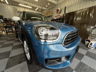 MINIクロスオーバーのY様❣️
⁡
お電話にて問い合わせ頂き、最近購入された中古車を綺麗にして頂きたいとコーティングのご依頼にてご入庫頂きました☺️
⁡
入庫時は全体的にシミや傷で輝きを失っておりY様も何とかして欲しいと仰っており、私も頑張らさせて頂きました👍
⁡
今回はハードバリアX-OVERコーティングとウインドガラス全面撥水コートを施工し見違える程の輝きにY様も大満足✨
⁡
喜んで頂き感謝しております。
⁡
Y様、この度はご依頼頂き有難う御座いました。
コーティングだけでは無く、お車の事でしたら何でもご相談下さい🙇

#狛江市カーコーティング #輸入車tvキャンセラー取付 #フロントウインドガラスペイントプロテクションフィルム #多摩地区車 #ウインドフィルム施工専門店 #ウインドガラス撥水 #多摩地区カーコーティング #横浜市カーコーティング #川崎市カーコーティング #セダーブレイブ #cedarbrave #miniクロスオーバー #ハードバリアxover #車検 #板金 #板金塗装🚗 #狛江市東和泉 #東京都カーコーティング
