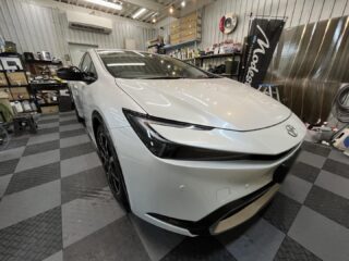 トヨタ　プリウスPHUVのA君❣️
⁡
小・中学の同級生で新車を購入したからと今回ご依頼頂きました☺️
⁡
先ずはリアウインドへのフィルム施工。
濃すぎず薄すぎずとの事でウィンコスGY-15IRを施工。
プライバシーガラスより若干黒いかな程度の仕上がりになりました👍
⁡
お次は奥様の為にとTVキャンセラーを取付。
⁡
更にはボディーをハードバリアX-OVERコーティングでピカピカに✨
⁡
水弾きも良いですが小まめに洗車して下さいね。
⁡
A君、この度はご依頼頂き有難う御座いました。
またのご依頼お待ちしております🙇

#cedarbrave #セダーブレイブ #狛江市カーコーティング #川崎市カーコーティング #東京都カーコーティング #横浜市カーコーティング #プリウスphev #カーフィルム施工 #カーフィルム施工店 #ドライブレコーダー取付 #ドライブレコーダー取り付け専門店 #tvキャンセラー取付 #ウィンコス #ウィンコススタンダード #車検 #板金 #板金塗装🚗 #狛江市東和泉