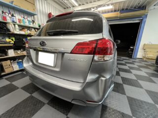 スバル　レガシーのS様❣️
⁡
リアバンパーをぶつけてしまい修理のご相談にてご入庫☺️
⁡
新品のリアバンパーが未塗装の物しか無く塗装費用もかかる為、まだ一度も使わず等級がMAXな車両保険にて対応させて頂きました。
⁡
修理作業後は何事も無かったかの様な仕上がりでS様にもご満足頂け、無事に納車も完了しました。
⁡
当店では板金塗装修理やちょっとした凹みのデントリペア等も対応しておりますのでお気軽にお声掛け下さい。
⁡
S様、この度はご依頼頂き有難う御座いました。
ご近所様ですのでまた何かお困りの事がありましたらご相談下さい🙇‍♂️

#狛江市カーコーティング #多摩地区車 #純正バックカメラ変換 #ウインドフィルム施工専門店 #ウインコスプレミアム #ハードバリアxover #セダーブレイブ #ミラー型ドライブレコーダー取り付け #東京都カーコーティング #ドライブレコーダー取り付け専門店 #cedarbrave #スバルレガシー #バンパー凹み修理 #狛江市東和泉 #自動車板金 #自動車板金塗装 #自動車整備 #自動車修理