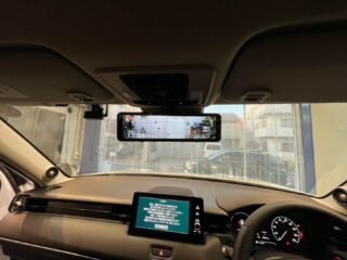 ホンダ　ヴェゼルのI様❣️
⁡
昨年末からご予約頂いており、新車の納車されてからそのままご入庫頂きました☺️
⁡
作業はデジタルインナーミラー型ドライブレコーダーとTV・ナビキャンセラーの取付。
⁡
どちらもI様にご用意頂き持込みでの取付となります。
⁡
お求めやすく安心メーカーのコムテック、人気ある商品ですね👍
⁡
ヴェゼルはハッチバックでありながらリアガラスが面積が狭いので通常のミラーでは後方が見えずらいとの事で今回作業を依頼されたとの事でした。
⁡
I様、この度はご依頼頂き有難う御座いました🙇‍♂️
⁡
#狛江市カーコーティング #多摩地区車 #ウインドフィルム施工専門店 #ウインコスプレミアム #ハードバリアxover #セダーブレイブ #ミラー型ドライブレコーダー取り付け #東京都カーコーティング #ドライブレコーダー取り付け専門店 #cedarbrave #コムテック #ホンダヴェゼル #狛江市東和泉 #車検 #自動車板金 #自動車板金塗装 #tvキャンセラー #tvキャンセラー取付