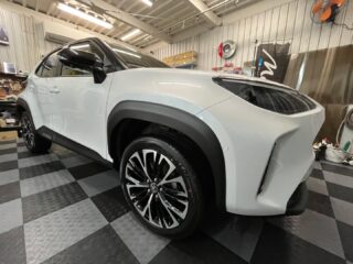 トヨタ　ヤリスクロスのE様❣️
⁡
最近納車されました新車をコーティング施工にてご依頼頂きました☺️
⁡
新車ではありますが花粉シミや水垢・小傷などありましたので下地処理・研磨をしてハードバリアX-OVERコーティングを施工👍
⁡
更にはリアウインドをもっと濃くして欲しいとウインドフィルムGY-15のスモークフィルムを貼り、プライバシー・断熱効果を上げました。
⁡
E様、この度はご依頼頂き有難う御座いました。
またのご来店お待ちしております🙇‍♂️

#狛江市カーコーティング #レーダー探知機載せ替え #ドライブレコーダー載せ替え #多摩地区車 #ウインドフィルム施工専門店 #多摩地区カーコーティング #ウインコスプレミアム #横浜市カーコーティング #川崎市カーコーティング #ハードバリアxover #ヤリスクロス #cedarbrave #セダーブレイブ #新車コーティング #車検 #板金 #板金塗装🚗 #ウィンコス #ウィンコススタンダード #狛江市東和泉