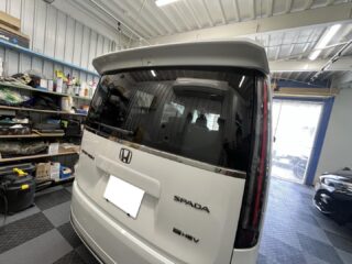 ホンダ　ステップワゴンのM様❣️
⁡
後ろにワン🐶チャンを乗せるからと紫外線・暑さ対策としましてウインドフィルムのご依頼にてご来店☺️
⁡
ご来店時にサンプルを当てがい確認頂き、ウィンコスGY-15IRフィルムに決定👍
⁡
濃過ぎず薄過ぎずなフィルムで視界も良好、M様にもご満足頂けました。
⁡
M様、この度はご依頼頂き有難う御座いました🙇

#狛江市カーコーティング #多摩地区車 #ウインドフィルム施工専門店 #ウインドガラス撥水 #多摩地区カーコーティング #横浜市カーコーティング #川崎市カーコーティング #セダーブレイブ #cedarbrave #ステップワゴン #ウィンコス #車検 #板金 #板金塗装🚗 #狛江市東和泉