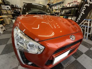 ダイハツ　コペンのN様❣️
⁡
新車が納車されコーティングをとご依頼頂きご来店☺️
⁡
今回施工しましたのはハードバリアX-OVERコーティング。
撥水や艶感も良く、何より肌触りスベスベなのが特長👍
⁡
その肌触りをN様にも体感して頂き納車させて頂きました。
⁡
N様、この度はご依頼頂き有難う御座いました。
またのご来店をお待ちしております🙇‍♀️

#cedarbrave #セダーブレイブ #東京都カーコーティング #狛江市カーコーティング #川崎市カーコーティング #横浜市カーコーティング #カーフィルム #カーフィルムカーコーティング専門店 #カーフィルム専門店 #ダイハツコペン #横浜油脂 #車検 #板金 #板金塗装🚗 #狛江市東和泉
