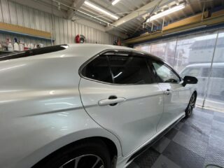 トヨタ　カムリのT様❣️
⁡
プライバシーガラスが薄く車内が見えない位に濃いめのスモークフィルムを貼りたいとの事でご依頼頂きました☺️
⁡
ご来店時にフィルムを選んで頂き、ウィンコスGY-5IRをチョイス。
プライバシーガラスの上からスモークフィルムを施工しましたので真っ黒な仕上がりにT様にもご満足頂けました👍
⁡
T様、この度はご依頼頂き有難う御座いました。
また何か御座いましたらお気軽にお声掛け下さい🙇

#cedarbrave #セダーブレイブ #狛江市 #狛江市カーコーティング #川崎市カーコーティング #横浜市カーコーティング #東京都カーコーティング #トヨタカムリ #ウィンコス #ウィンコススタンダード #ウィンコスプレミアム #カーフィルム #カーフィルム施工 #ドライブレコーダー取付 #ドライブレコーダー取り付け専門店 #車検 #板金 #板金塗装🚗 #狛江市東和泉