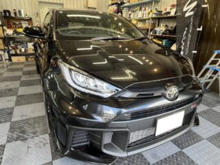 トヨタGRヤリスのI君❣️
⁡
私の同級生の息子さんで初めての車がGRヤリスとはなかなかの強者ですかね☺️
お父さんの入れ知恵もかなりあるのかと思いますが、、、
⁡
今回はボディーコーティングとデジタルインナーミラー型ドライブレコーダー取付にてご依頼頂きまして、初めての愛車に更に思い入れが増す様頑張らさせて頂きました。
⁡
ポリッシャーにて下地研磨を行い、モデスタD2コーティングを施工✨
新古車で艶もありましたが更なる艶を増して仕上がりました👍
⁡
デジタルインナー型ドライブレコーダーは前側のドライブレコーダーは純正で付いているのでリアのみの商品をこちらのお任せでチョイス。
今回はパイオニア製の物でこちらは金額も安く画質もキレイ、そして安心のメーカーなので言う事なしですね。
⁡
納車も無事完了しご満足頂けました♪
⁡
何もかもが初めて尽くしで楽しい事満載ですけど、今後も長いお付き合いを宜しくお願いします🙇
⁡
この度はご依頼頂き有難う御座いました。

#cedarbrave #セダーブレイブ #狛江市カーコーティング #川崎市カーコーティング #横浜市カーコーティング #東京都カーコーティング #カーフィルム施工 #カーフィルム施工店 #トヨタgrヤリス #パイオニアドラレコ #デジタルインナーミラー付ドライブレコーダー #ドライブレコーダー取付 #ドライブレコーダー取り付け専門店 #車検 #板金 #板金塗装🚗 #狛江市東和泉#modesta